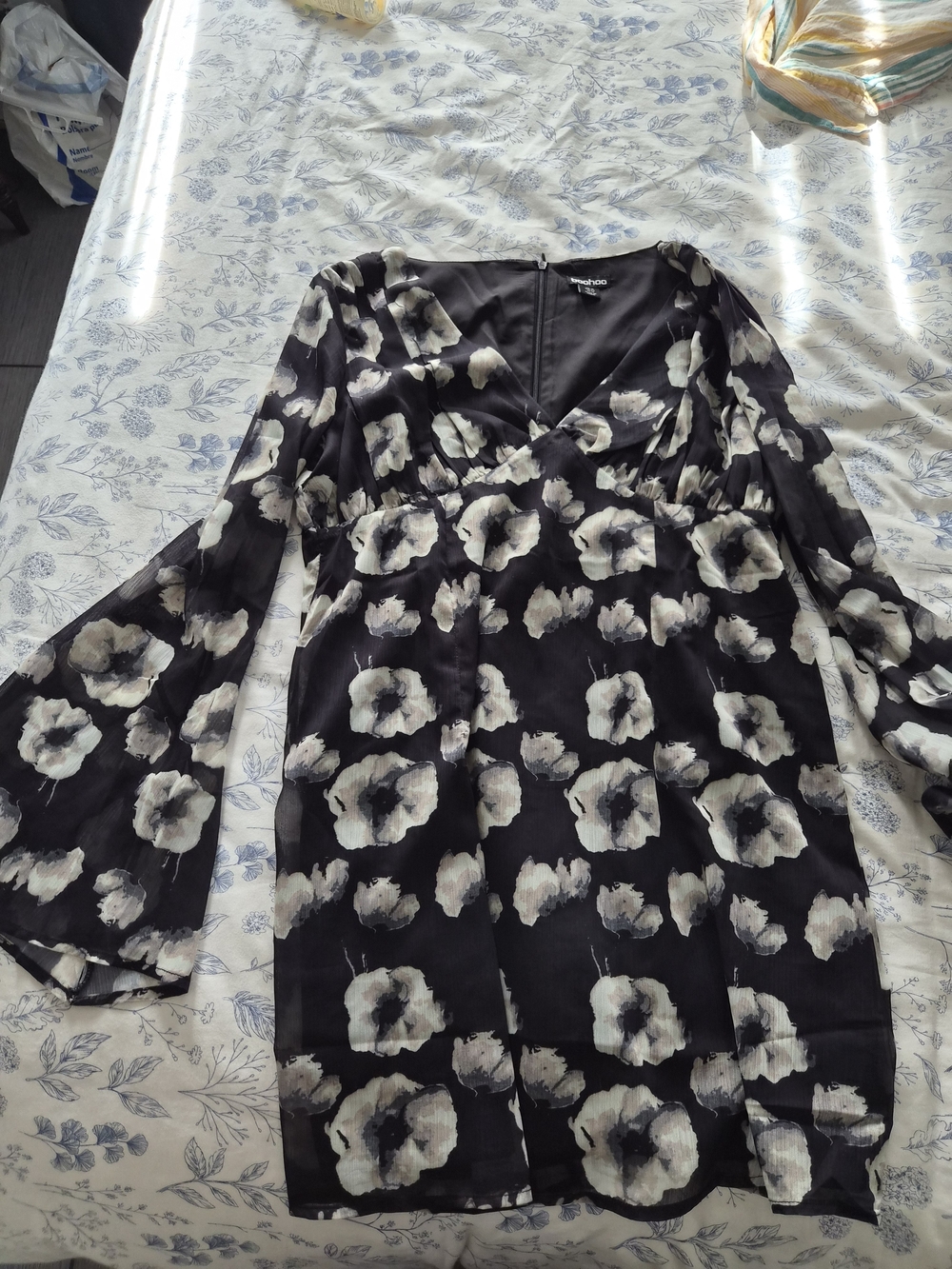Boohoo Black Long Sleeve Floral V-Neck Dress